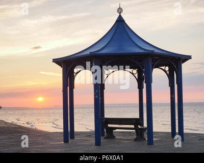 Sheerness, Regno Unito. 3 Luglio, 2018. Regno Unito Meteo: questa sera al tramonto a Sheerness, Kent. Credito: James Bell/Alamy Live News Foto Stock