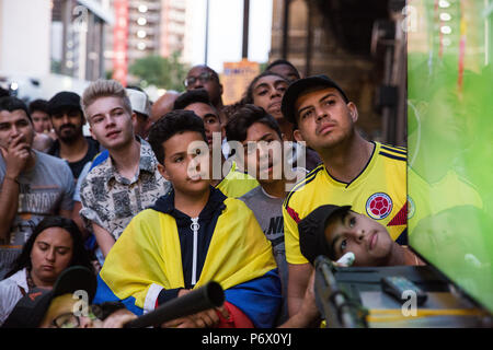 Londra, Regno Unito. 3 Luglio, 2018. I membri di Londra la comunità colombiana guarda il colombiano national football team play contro l'Inghilterra in un 2018 FIFA World Cup dello scorso 16 corrispondono dalla strada al di fuori di un colombiano bar di Elephant e Castle. In Inghilterra alla fine ha vinto la partita sulle sanzioni. Credito: Mark Kerrison/Alamy Live News Foto Stock