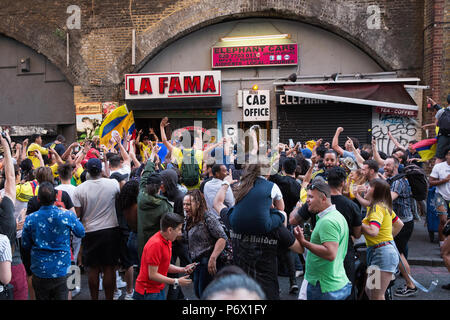 Londra, Regno Unito. 3 Luglio, 2018. I membri di Londra la comunità colombiana celebra il colombiano national football team obiettivo di stabilizzazione contro l'Inghilterra nel tempo di pregiudizio alla fine del normale tempo nel 2018 FIFA World Cup dello scorso 16 corrisponde in strada al di fuori di un colombiano bar di Elephant e Castle. In Inghilterra alla fine ha vinto la partita sulle sanzioni. Credito: Mark Kerrison/Alamy Live News Foto Stock