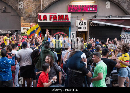 Londra, Regno Unito. 3 Luglio, 2018. I membri di Londra la comunità colombiana celebra il colombiano national football team obiettivo di stabilizzazione contro l'Inghilterra nel tempo di pregiudizio alla fine del normale tempo nel 2018 FIFA World Cup dello scorso 16 corrisponde in strada al di fuori di un colombiano bar di Elephant e Castle. In Inghilterra alla fine ha vinto la partita sulle sanzioni. Credito: Mark Kerrison/Alamy Live News Foto Stock