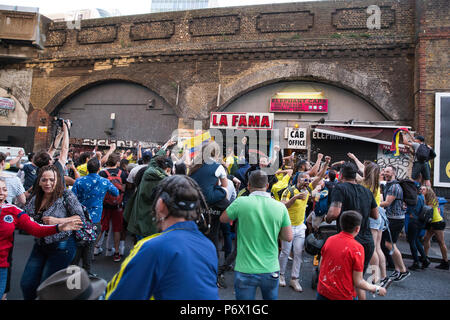 Londra, Regno Unito. 3 Luglio, 2018. I membri di Londra la comunità colombiana celebra il colombiano national football team obiettivo di stabilizzazione contro l'Inghilterra nel tempo di pregiudizio alla fine del normale tempo nel 2018 FIFA World Cup dello scorso 16 corrisponde in strada al di fuori di un colombiano bar di Elephant e Castle. In Inghilterra alla fine ha vinto la partita sulle sanzioni. Credito: Mark Kerrison/Alamy Live News Foto Stock