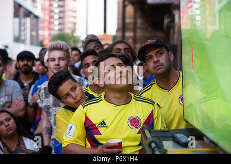 Londra, Regno Unito. 3 Luglio, 2018. I membri di Londra la comunità colombiana guarda il colombiano national football team play contro l'Inghilterra in un 2018 FIFA World Cup dello scorso 16 corrispondono dalla strada al di fuori di un colombiano bar di Elephant e Castle. In Inghilterra alla fine ha vinto la partita sulle sanzioni. Credito: Mark Kerrison/Alamy Live News Foto Stock