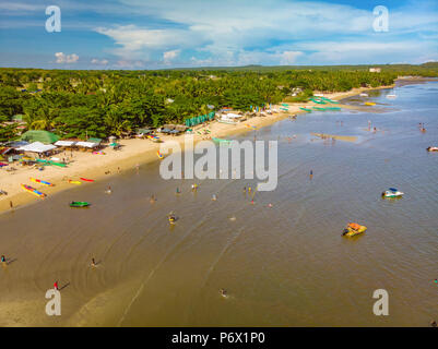 Acque marrone di Laiya, San Juan, Batangas durante la bassa marea Foto Stock