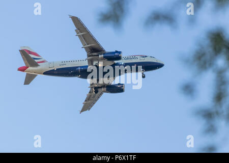 British Airways Airbus A319, atterraggio all' Aeroporto di Heathrow a Londra, Regno Unito Foto Stock