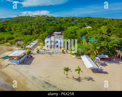 L'estate tropicale vista circondata dal verde al Laiya, San Juan, Batangas Foto Stock