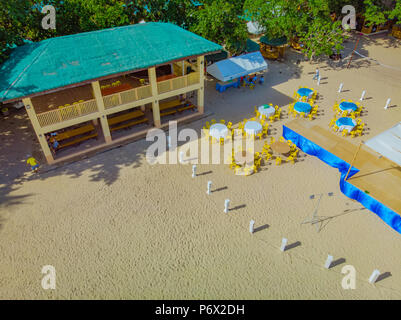 Vista aerea dei visitatori durante l'attesa per l'inizio dell'estate gita aziendale manifestazione svoltasi presso la spiaggia di Laiya, San Juan, Batangas Foto Stock