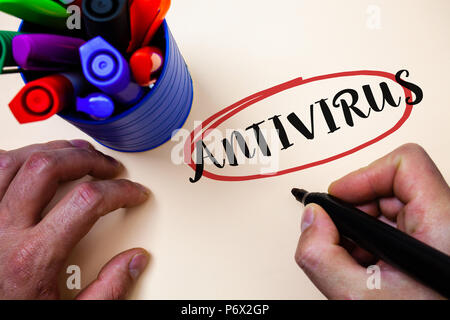 Conceptual la scrittura a mano che mostra Antivirus. Business photo testo barriera di custodia di protezione del firewall di protezione della difesa fideiussione uomo nero holding marke Foto Stock