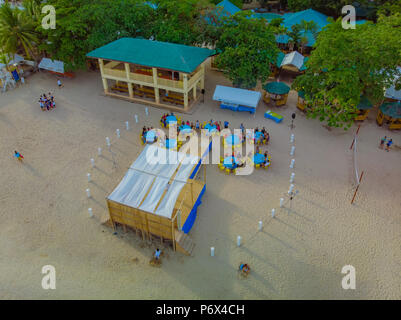 Vista aerea dei visitatori durante l'attesa per l'inizio dell'estate gita aziendale manifestazione svoltasi presso la spiaggia di Laiya, San Juan, Batangas Foto Stock