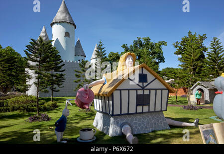 Parco a tema per bambini di Nursery Rhymes e personaggi di libri di storia presso la fattoria di pecore di Pattaya, Thailandia Sud-Est asiatico. Storybook e luogo di filastrocche. Foto Stock