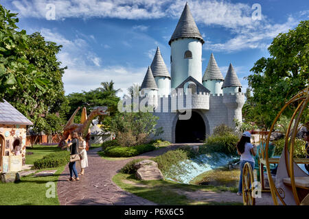 Parco a tema per bambini di Nursery Rhymes e personaggi di libri di storia presso la fattoria di pecore di Pattaya, Thailandia Sud-Est asiatico. Storybook e luogo di filastrocche. Foto Stock