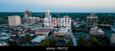 Winston-Salem North Carolina downtown skyline della città illuminata al crepuscolo Foto Stock