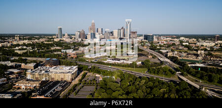 Vista panoramica della crescente cityscape, autostrade e gli edifici di Charlotte NC Foto Stock