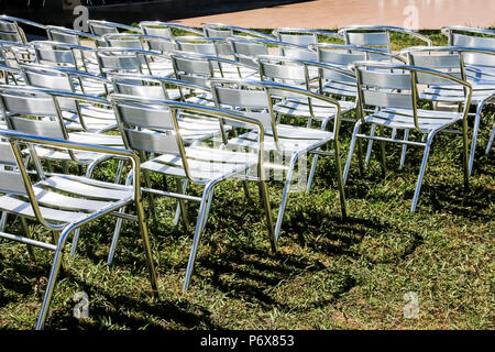 Righe simmetrica di argento sedie pieghevoli pronto per party o rappresentazione, presentazione. sedie metalliche in hotel area pronto per prestazioni, programma di animazione Foto Stock