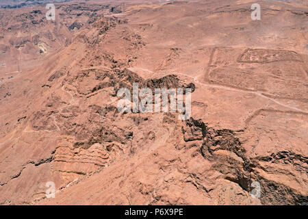 Vista dalle rovine del castello di Herods nella fortezza di Masada vicino al Mar Morto in Israele Foto Stock