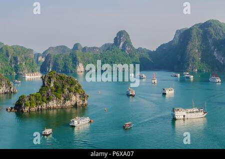 Bella Baia di Halong panorama dall'alto ti isola. Halong Bay è il sito Patrimonio Mondiale dell'UNESCO. Foto Stock