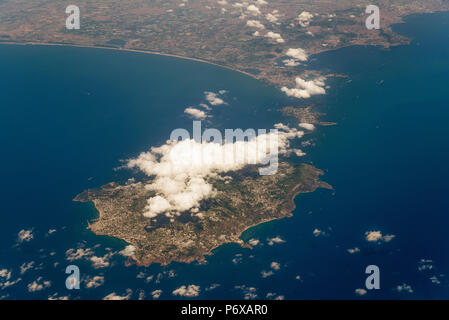 Volare sopra le isole di Ischia e Procida, Campania, Italia Foto Stock