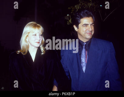 BEVERLY HILLS, CA - 15 gennaio: (L-R) Arlene Vrhel e marito attore Joe Mantegna frequentare Academy of Motion Picture Arts & Sciences" "Oscar più grandi momenti 1971-1991' videocassetta speciale Screening su 15 Gennaio 1992 presso la Academy of Motion Picture Arts & Sciences di Beverly Hills, la California. Foto di Barry re/Alamy Stock Photo Foto Stock