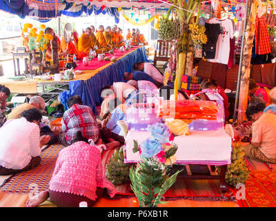 Popolo Thai e Monaco in villaggio locale. Donazione buddista evento in Burirum Provincia, 22 Aprile, 2018. Foto Stock