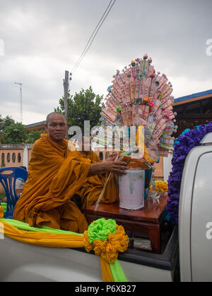 Monaco tailandese nel villaggio locale. Donazione buddista evento in Burirum Provincia, 22 Aprile, 2018. Foto Stock