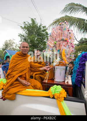 Monaco tailandese nel villaggio locale. Donazione buddista evento in Burirum Provincia, 22 Aprile, 2018. Foto Stock