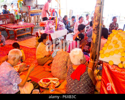 Popolo Thai e Monaco in villaggio locale. Donazione buddista evento in Burirum Provincia, 22 Aprile, 2018. Foto Stock