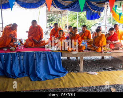 Monaco tailandese nel villaggio locale. Donazione buddista evento in Burirum Provincia, 22 Aprile, 2018. Foto Stock