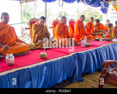 Monaco tailandese nel villaggio locale. Donazione buddista evento in Burirum Provincia, 22 Aprile, 2018. Foto Stock