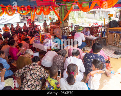 Popolo Thai e Monaco in villaggio locale. Donazione buddista evento in Burirum Provincia, 22 Aprile, 2018. Foto Stock
