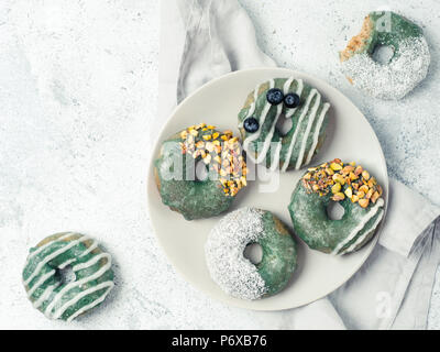 Ciambelle vegano sormontato spirulina smalto Foto Stock