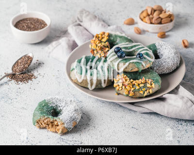 Ciambelle vegano sormontato spirulina smalto Foto Stock