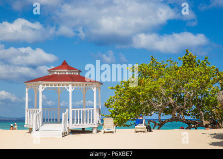 Cuba, Holguín, gazebo su Playa Pesquero Foto Stock