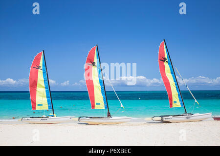 Cuba, Holguín, catamarani su Playa Esmeralda Foto Stock