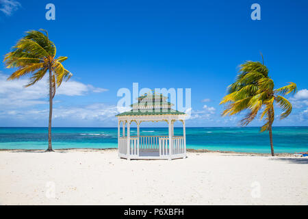 Cuba, Holguín, gazebo su Playa Guardalvaca Foto Stock