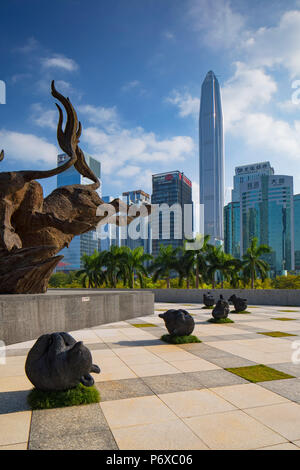 Eseguire il ping di un centro finanziario internazionale (Worldâ€™è il quarto edificio più alto nel 2017 a 600m) e bull e recare le sculture al di fuori di Shenzhen Stock Exchange, di Futian, Shenzhen, Guangdong, Cina Foto Stock