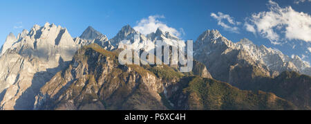 Tiger salta in gola e Jade Dragon Snow Mountain (Yulong Xueshan), Yunnan, Cina Foto Stock