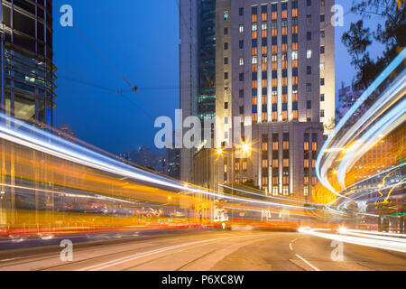 Il tram che passa la Bank of China edificio e HSBC Building, Central, Hong Kong, Cina Foto Stock