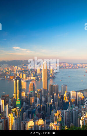 Skyline di Hong Kong e Kowloon e da Victoria Peak, Isola di Hong Kong, Hong Kong Foto Stock