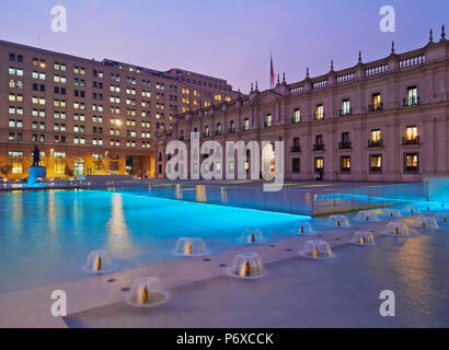 Il Cile, Santiago, crepuscolo vista della Moneda Palace da Plaza de la Ciudadania. Foto Stock