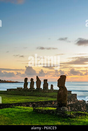 Moais in Tahai complesso archeologico al tramonto, Parco Nazionale di Rapa Nui, Isola di Pasqua, Cile Foto Stock