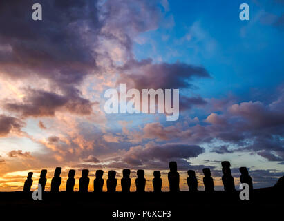 Moais in Ahu Tongariki presso sunrise, Parco Nazionale di Rapa Nui, Isola di Pasqua, Cile Foto Stock