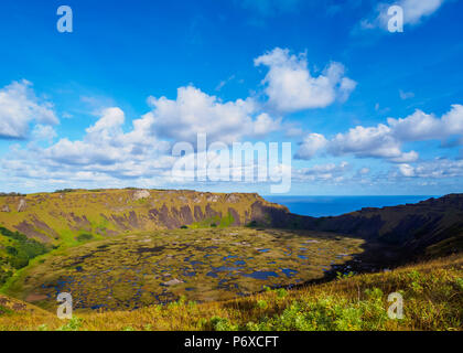 Il cratere di Rano Kau vulcano, l'isola di pasqua, Cile Foto Stock