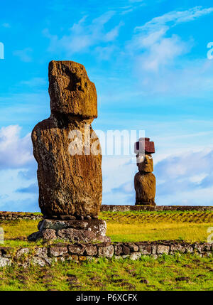 Moais in Tahai complesso archeologico, Parco Nazionale di Rapa Nui, Isola di Pasqua, Cile Foto Stock