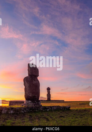 Moais in Tahai complesso archeologico al tramonto, Parco Nazionale di Rapa Nui, Isola di Pasqua, Cile Foto Stock