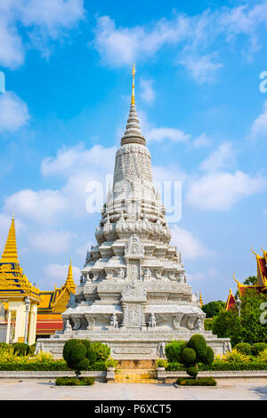 Stupa di fronte la Pagoda d'argento, sui terreni del Palazzo Reale di Phnom Penh, Cambogia Foto Stock