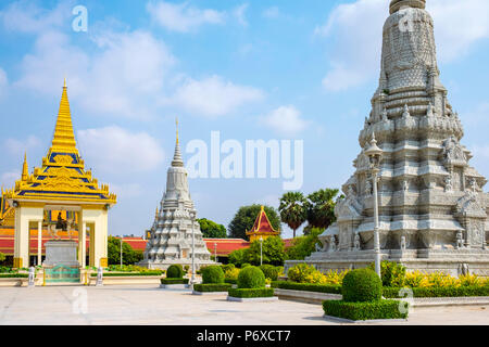 Gli stupa di fronte la Pagoda d'argento, sui terreni del Palazzo Reale di Phnom Penh, Cambogia Foto Stock