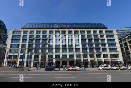 Hotel Radisson Blu, Karl-Liebknecht-Strasse, nel quartiere Mitte di Berlino, Deutschland Foto Stock