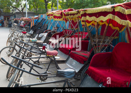 Cina, Pechino, Zhonglouwan Hutong, Rickshaw Foto Stock