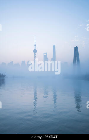 Skyline di Pudong in una nebbiosa mattina di novembre, Shanghai, Cina Foto Stock