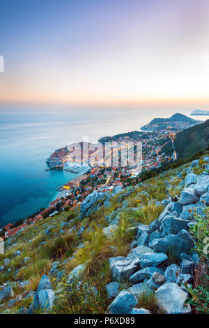 Dalmazia, Croazia, Dubrovnik. Sunest overDubrovnik città vecchia da colline sopra Dubrovnik Foto Stock