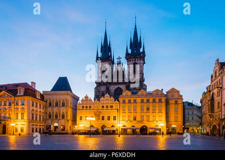 Repubblica Ceca, Praga Staré Mesto (Città Vecchia). Staromestske namesti, la Piazza della Città Vecchia all'alba. Foto Stock